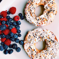 Vegan Cream Cheese Pagel & Berries